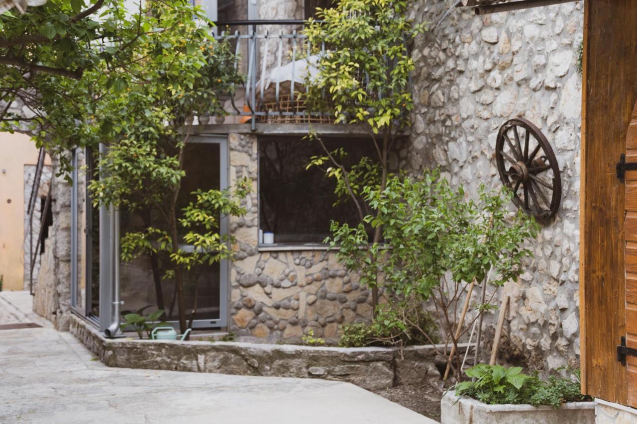 Scardona Rustica, Bed & Breakfast With Jacuzzi, Bbq And Free Parking In Skradin, Krka Lägenhet Exteriör bild